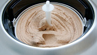 Rezept für cremiges Sahneeis: In der Eismaschine hergestelltes Schokoladen-Sahneeis