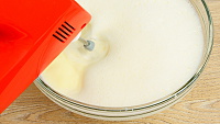 Rezept für cremiges Sahneeis: erwärmte Sahne-Milch-Mischung hinzugeben